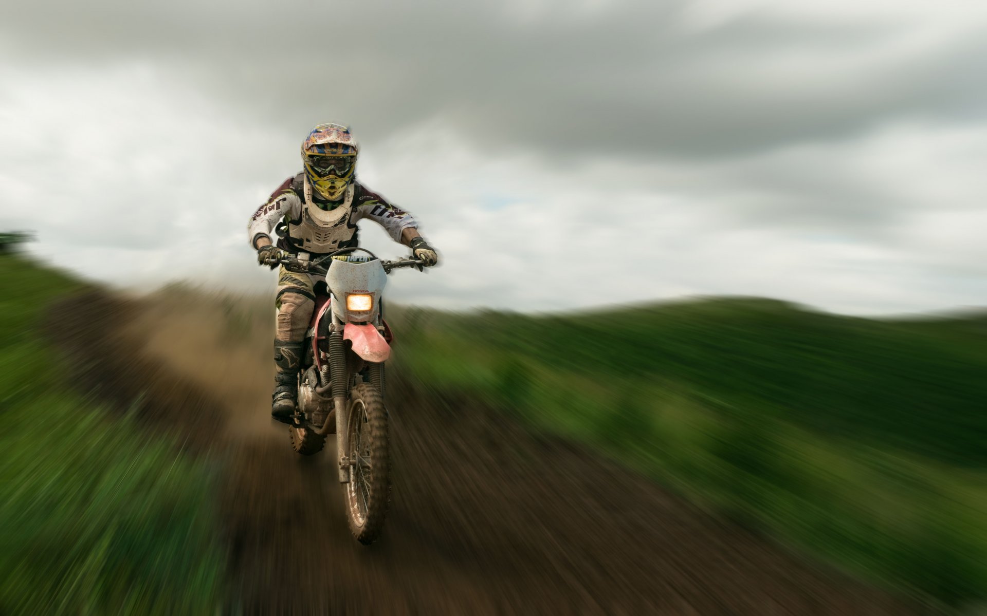 Výsledná fotografia motorkárov s rozostreným pozadím - Základy Adobe Photoshop